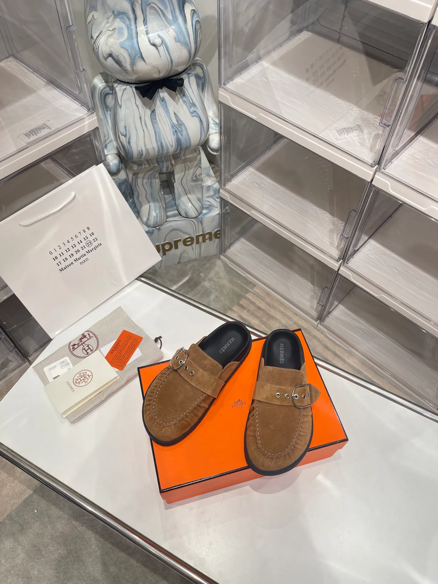 [H Family Hermès] P: 540💰 Size: Male 39-44 (45 46 customized) Female 35-40 (41 42 customized) HERMES Hermès latest kelly buckle couple style Birkenstock slippers, classic family language design! It looks good no matter how you match it! Casual and high-end feeling, the comfort is also great, paired with a variety of colorful socks, it gives a trendy and high-end feel ●Upper: imported cow suede ●Inner: imported sheepskin ●Foot pads: imported mixed sheepskin ●Outsole: Tpu non-slip and wear-resistant outsole